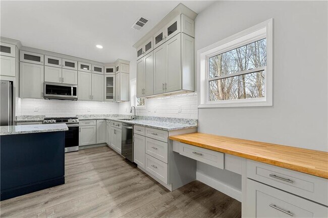 Building Photo - 450 Oliver Ridge Dr