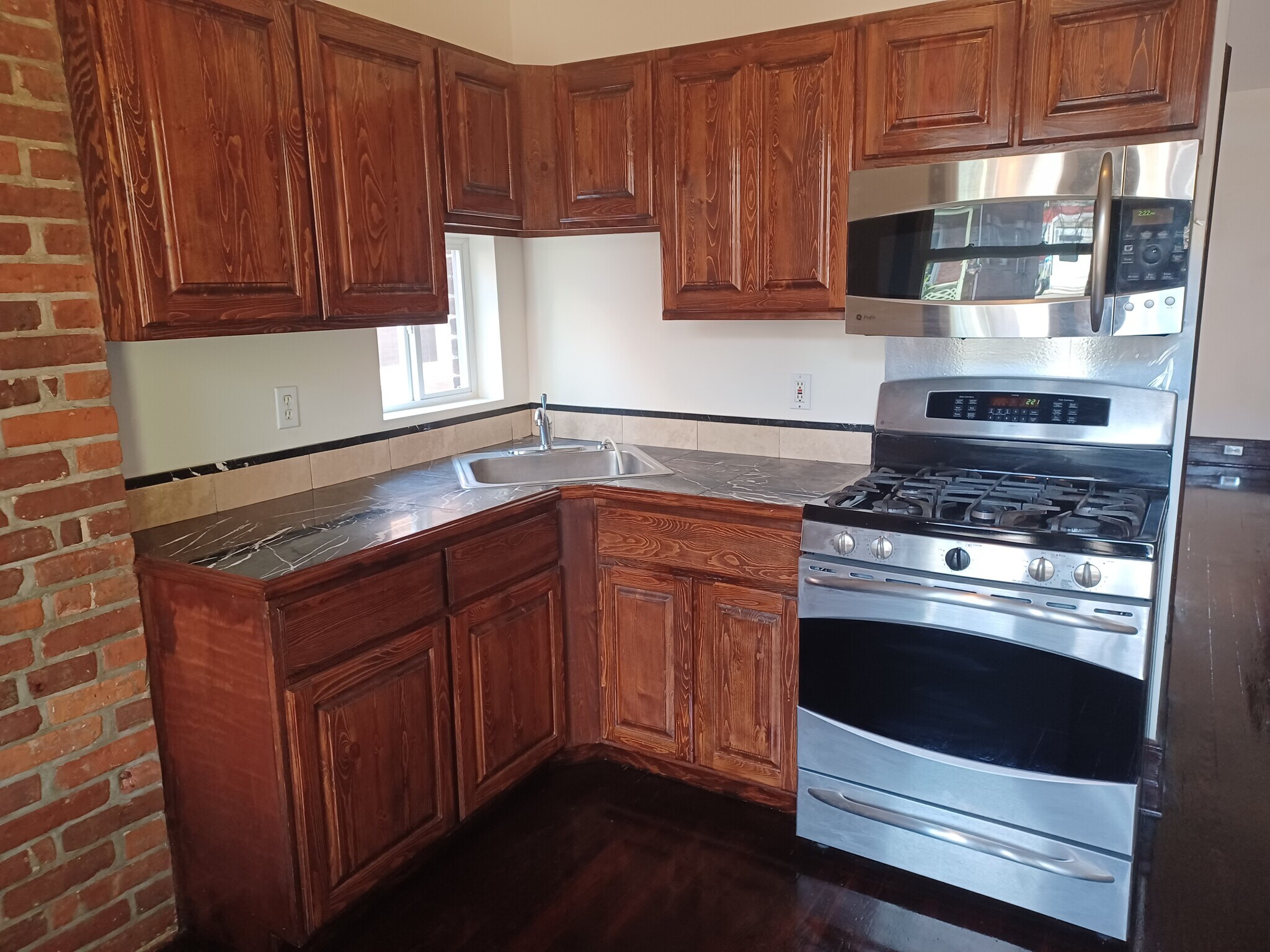 Building Photo - 266 Bond St