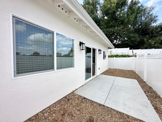 Building Photo - 2418 Thorn Pl