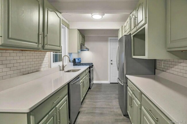 Building Photo - 44 University Heights Dr