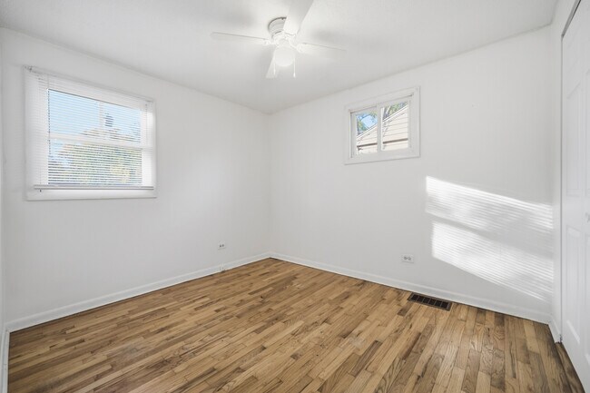 Building Photo - 212 N Knollwood Dr