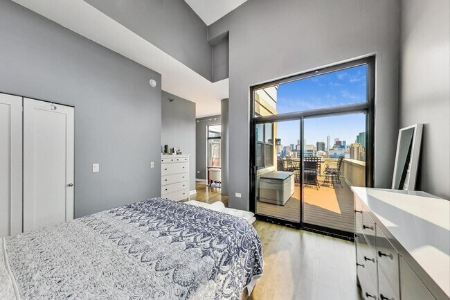 Building Photo - 2BD/2BTH PENTHOUSE  WITH PRIVATE TERRACE I...