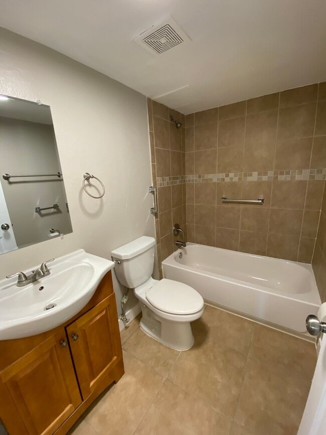 Building Photo - Remodeled 2 Bed 1 Bath Unit Near Children’s Hospital!