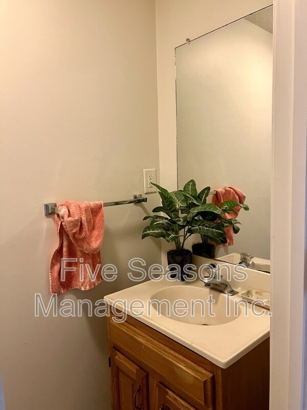 Building Photo - 115-7 North Winooski Avenue - 7