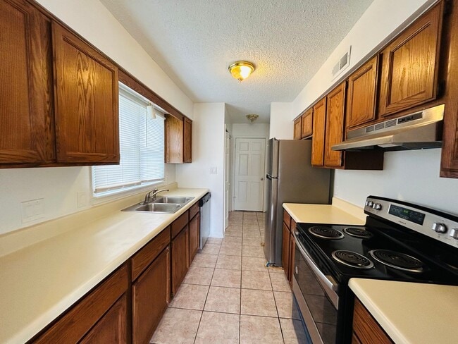 Building Photo - Cute 2-story home 2 bedroom 2 1/2 bath with a 1 car garage off Pisgah Church road NW Greensboro