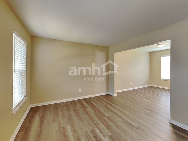 Building Photo - 8428 Stratford Ct