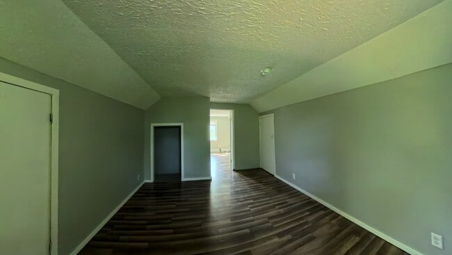 Building Photo - Three Bedroom Single Family Home!