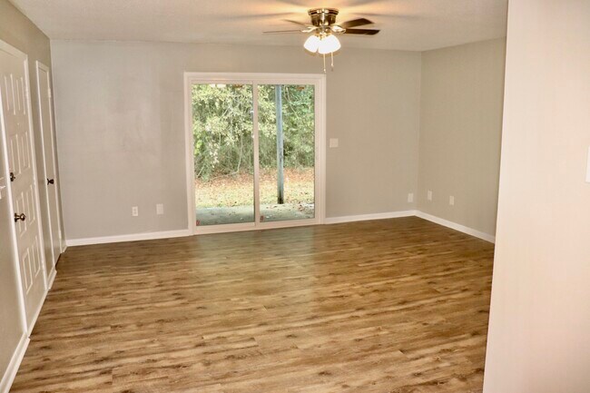 Building Photo - 300 Apache Dr