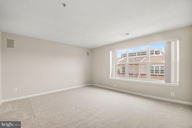 Building Photo - 100 Meadows Ln