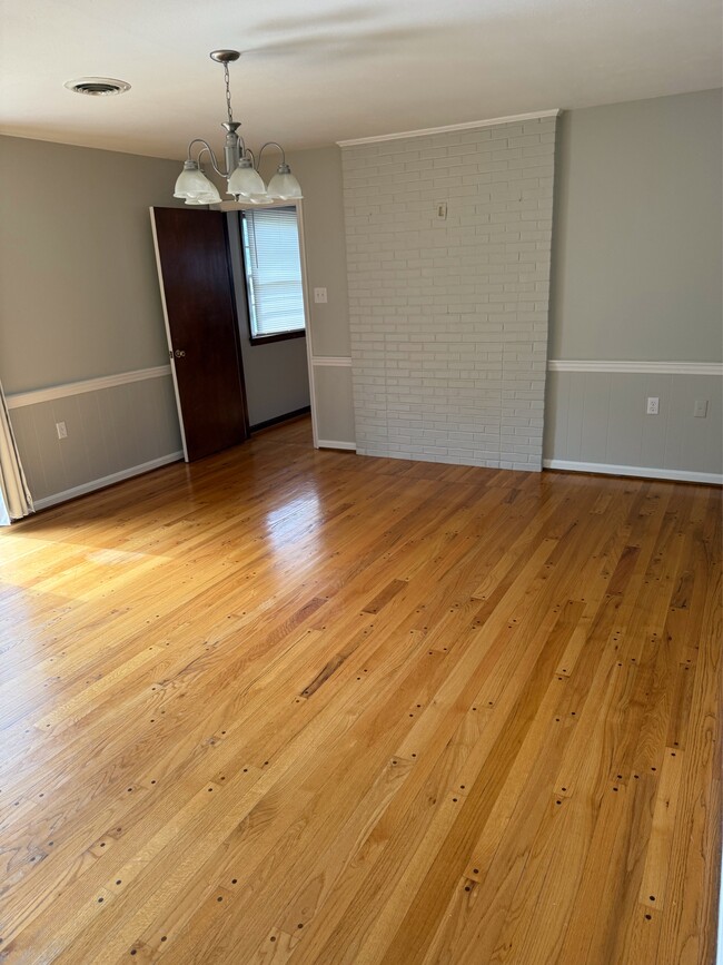 Building Photo - 413 Briarmont Dr