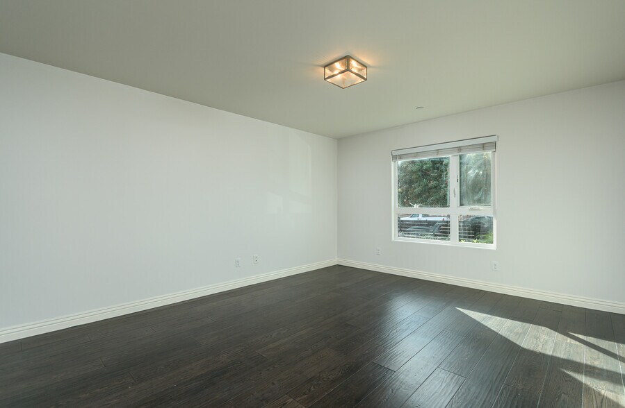 Building Photo - 736 N Wilton Pl