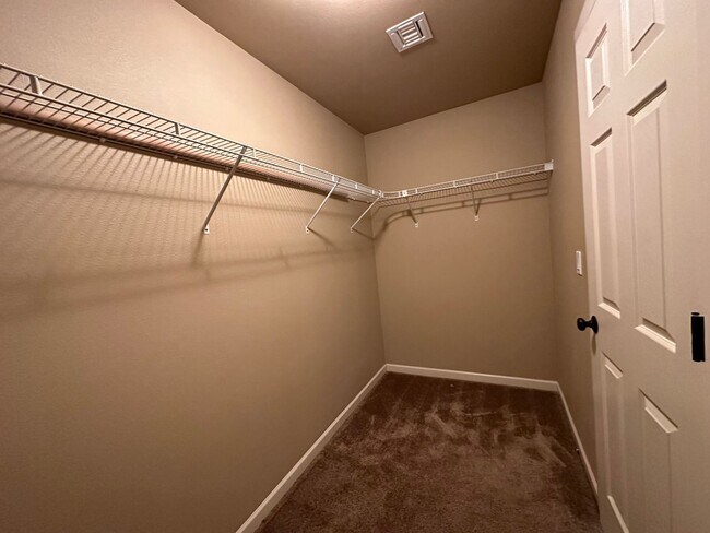 Building Photo - Inviting 4 Bedroom Home with Spacious Layo...