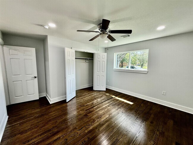 Building Photo - 1631 Shadow Bend Dr