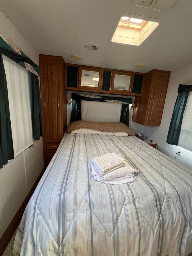 Building Photo - SHORT TERM FOOTHILLS RETREAT!