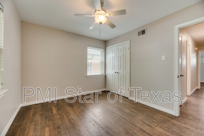 Building Photo - 11643 Rogue Way