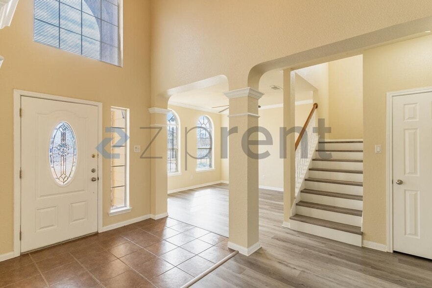 Building Photo - 498 Crossland Dr