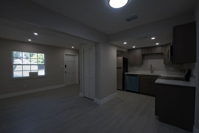 Building Photo - 810 W Anderson St