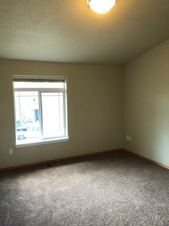 Building Photo - Completely renovated 3 Bed, 2.5 Bath Townhouse in McMinnville- Pets on Approval, Landscaping Incl...