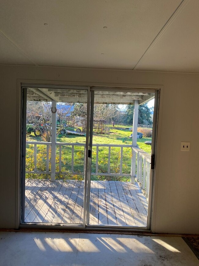 Building Photo - Charming 3BR/1BA in Eagle Creek – W/D, Yar...