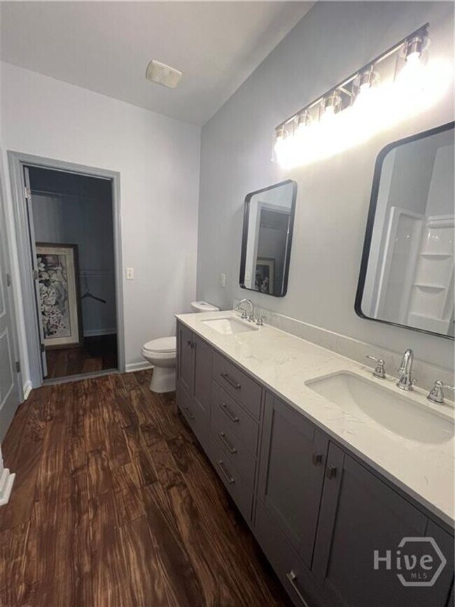 Building Photo - 4 bed, 2.5 bath townhouse