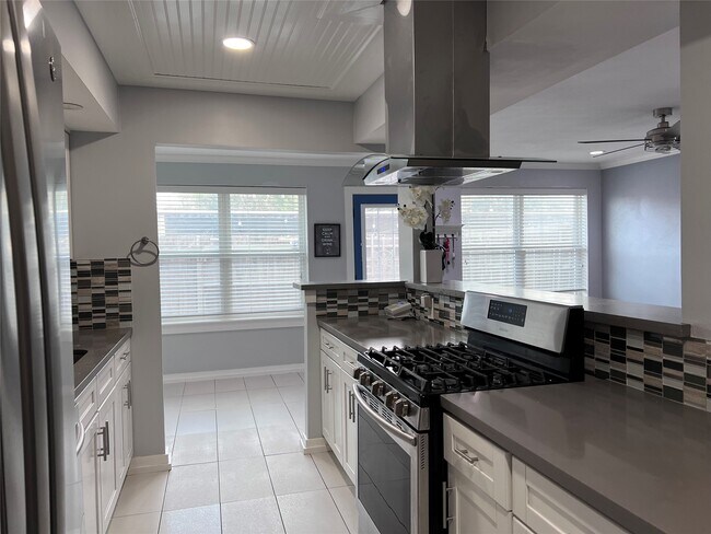 Building Photo - 6486 Alisa Ln