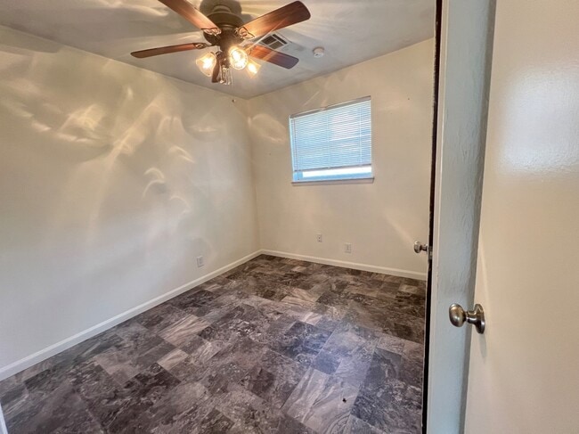 Building Photo - 417 E Linden Ln