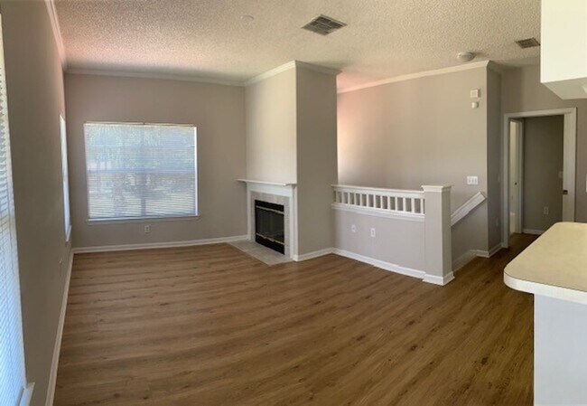 Building Photo - 2/2, 2nd floor unit in gated, Sanford community