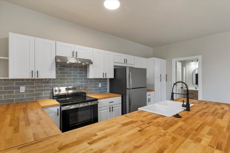 Building Photo - 1094 15th St SE