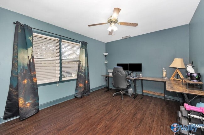 Building Photo - 404 Cloverleaf Dr