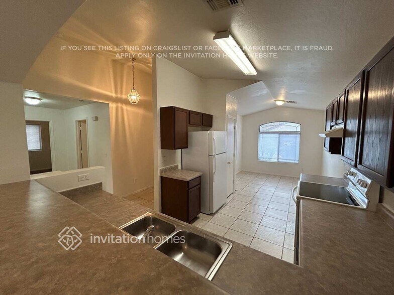 Building Photo - 5903 S 32nd Ln