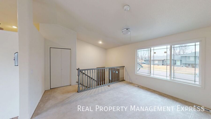 Building Photo - Stunning 4-Bedroom 2-Bathroom Home with Fully Fenced Yard