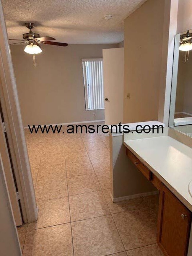 Building Photo - 3 bedroom Townhouse in Orlando