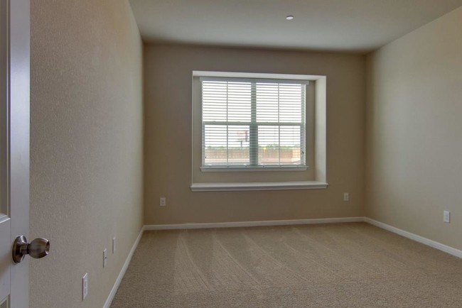 Building Photo - 2880 Donnell Dr