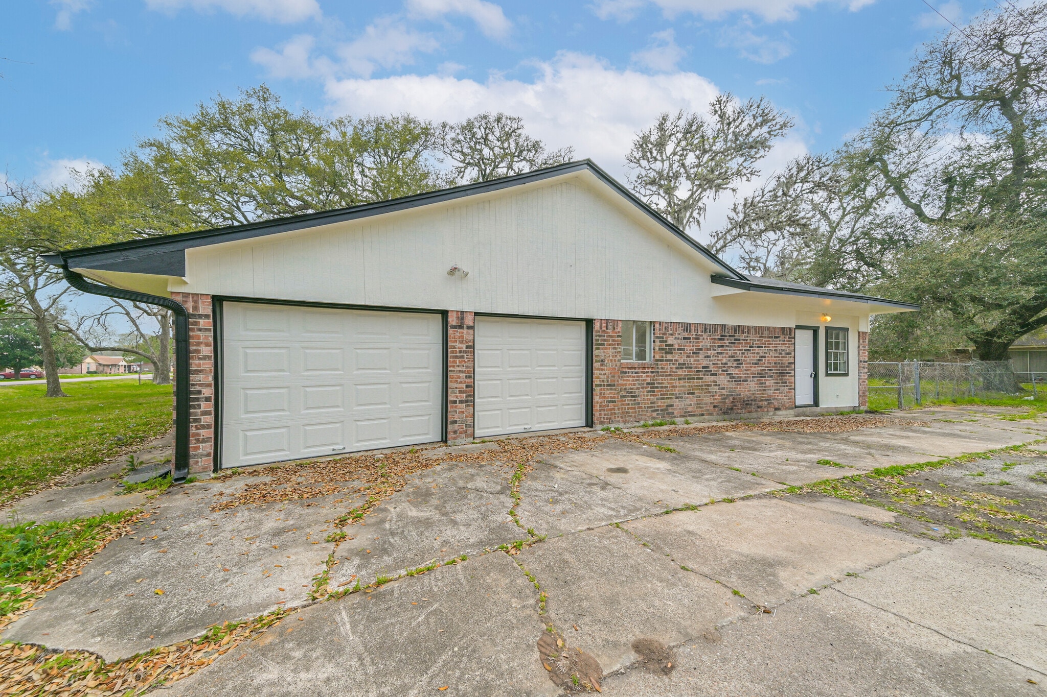 Building Photo - 202 Lakewood Dr