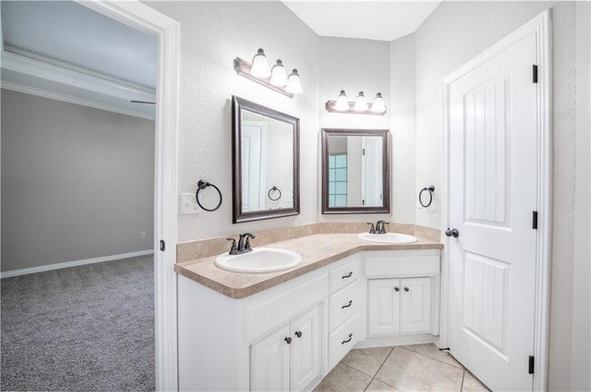 Building Photo - 1536 N Oakhaven Pl