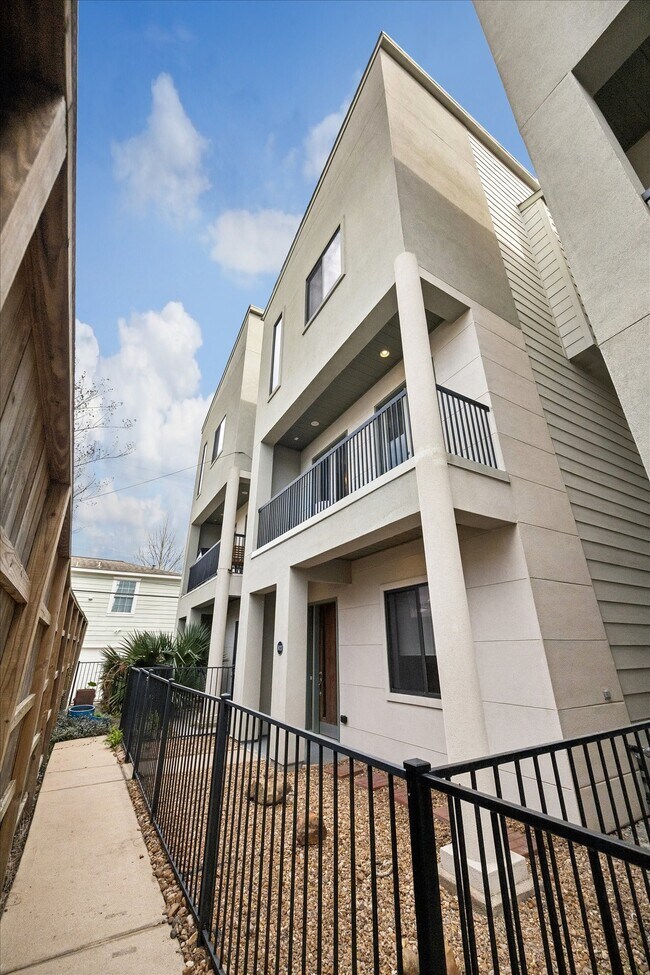 Building Photo - 802 Waverly St