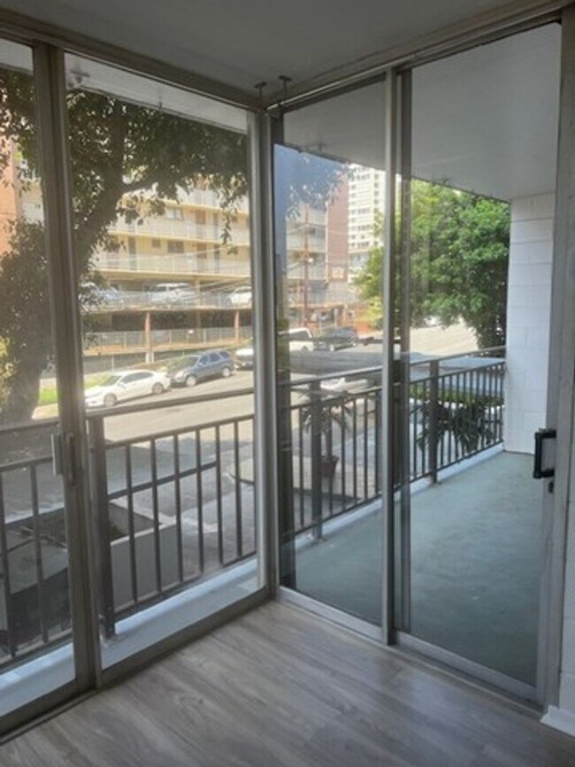 Building Photo - NEWLY RENOVATED! THE TOWN HOUSE CONDO!