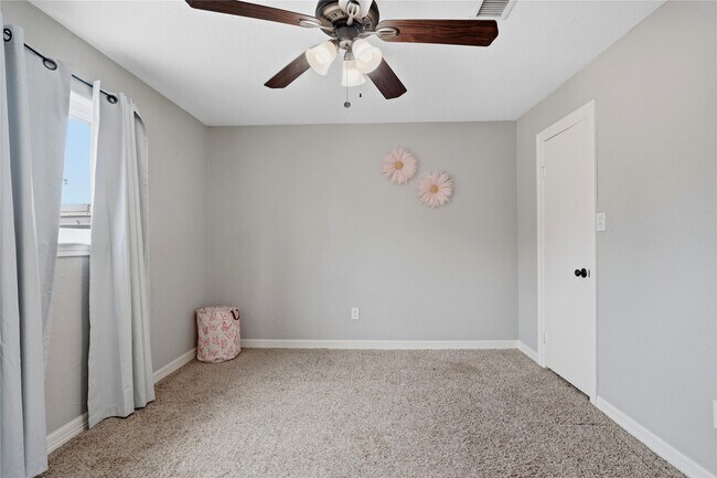 Building Photo - 2938 Camelot Ln