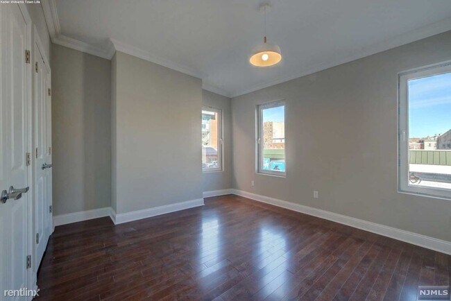 Building Photo - 2 br, 1 bath  - 763 Montgomery St
