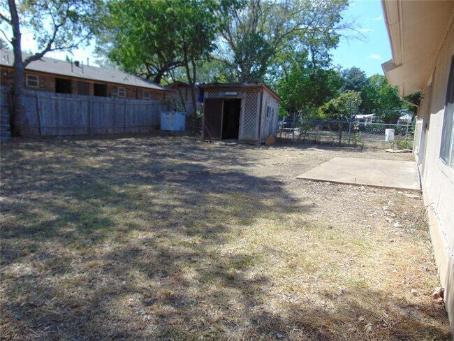 Building Photo - 317 Craigmont Dr