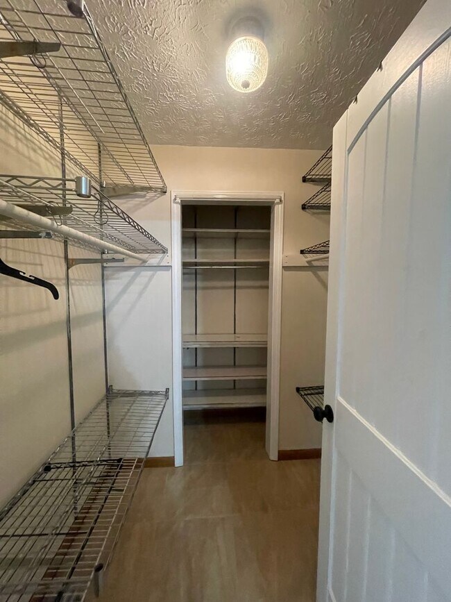 Building Photo - Walking Distance to the Parkway!
