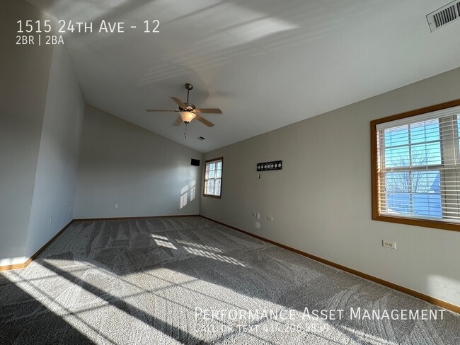 Building Photo - Stunning 2BR/2BA Condo with Vaulted Ceilin...