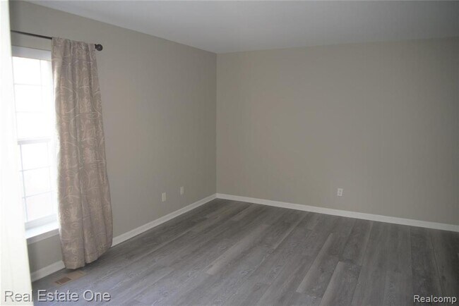 Building Photo - 5400 Pine Aires Dr