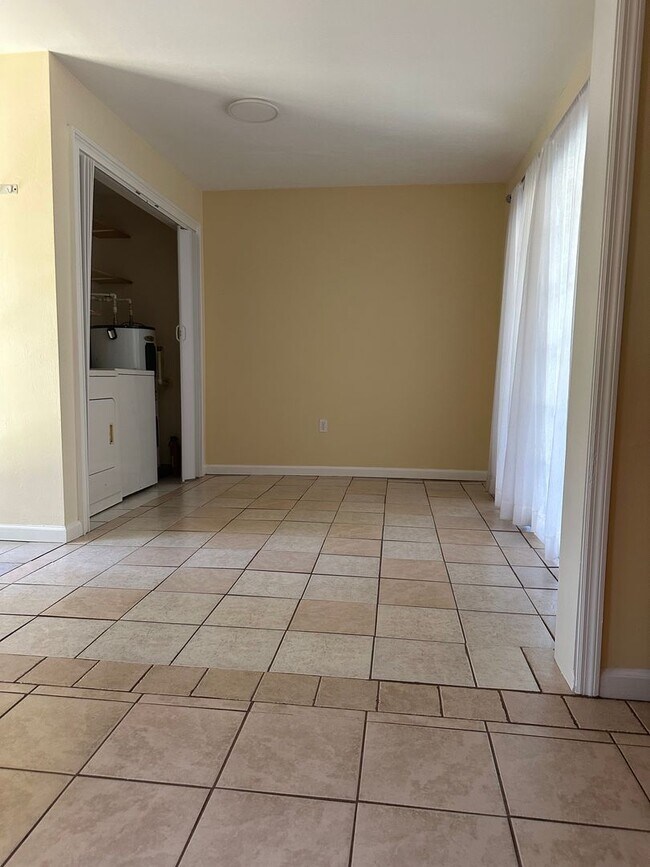 Building Photo - 2 Bedroom Home Available Now