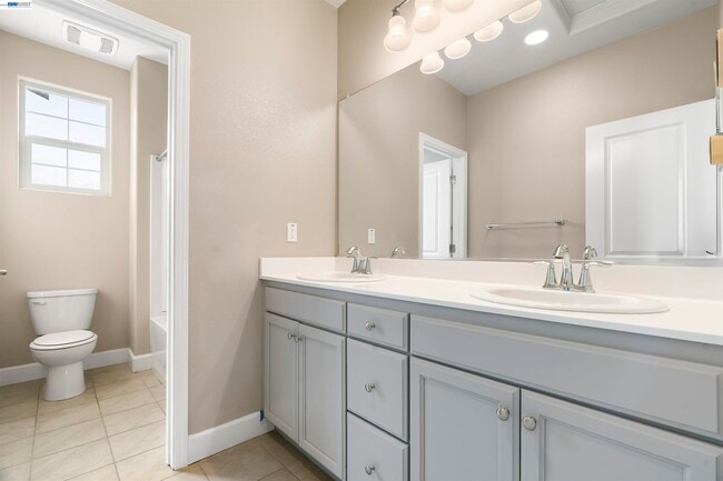 Building Photo - 967 Dainty Ave