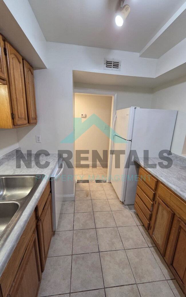 Building Photo - 7000 Longstreet Dr
