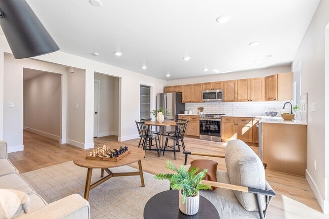 Building Photo - 605 N Rd 34