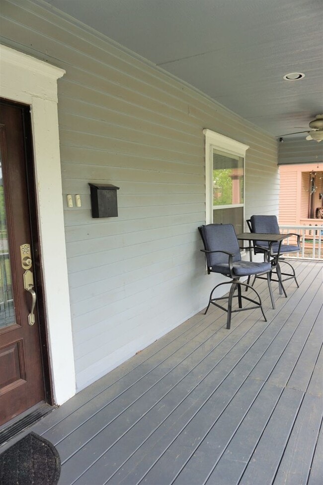 Building Photo - 2 BED 1 BATH DUPLEX MESTA PARK