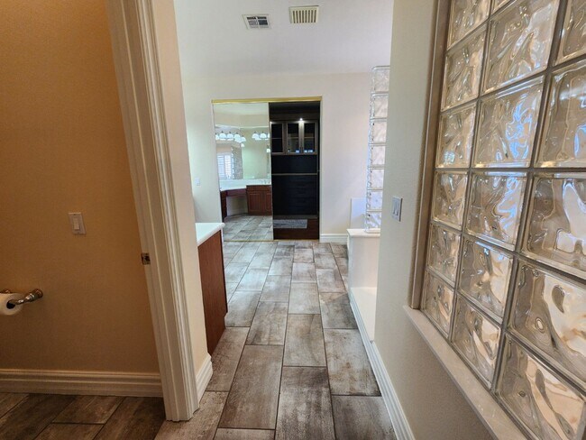 Building Photo - Beautifully Upgraded Southern Highlands Ga...