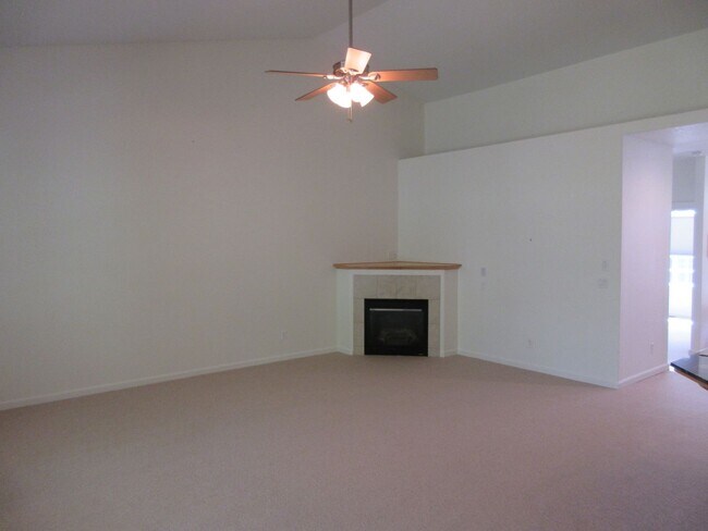 Building Photo - Beautiful Three Bedroom in Silverton